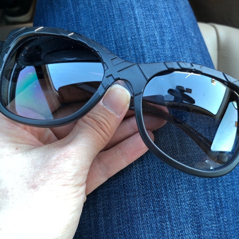 Burberry Sunglasses - Black with plaid pattern